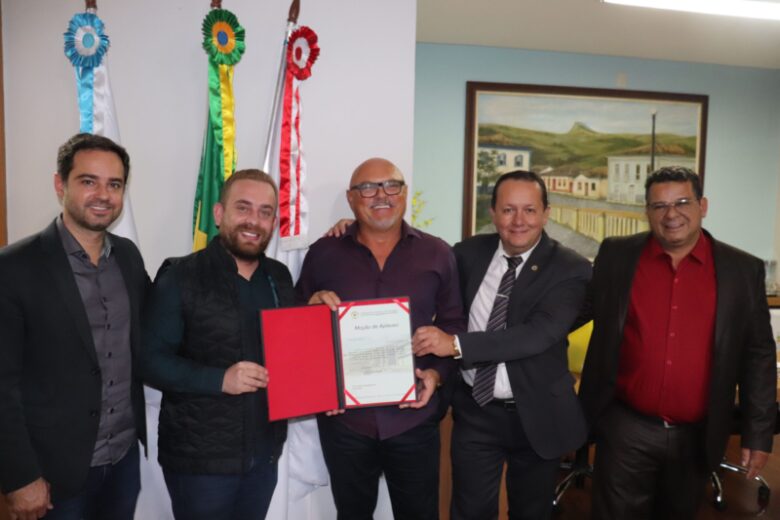 Câmara de Itabira entrega moção de aplauso para o Grupo DeFato Câmara de Itabira entrega moção de aplauso para o Grupo DeFato