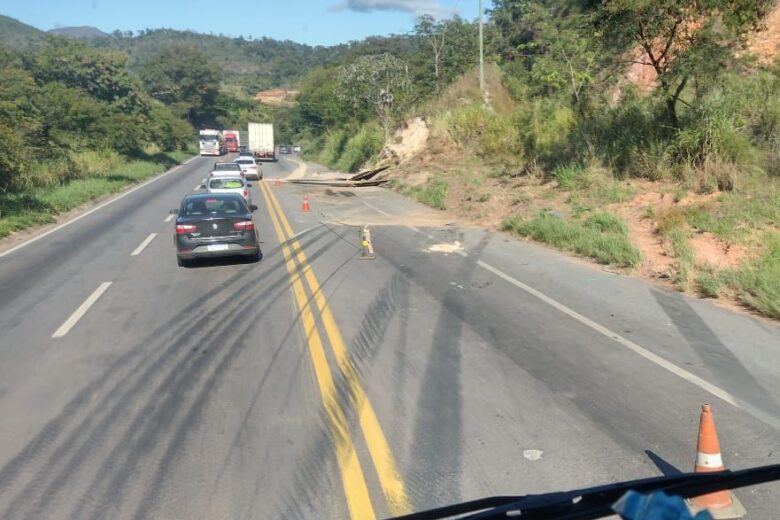 Material de carreta envolvida em acidente no domingo segue espalhada na BR-381; trânsito com desvio no local