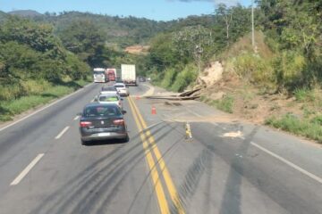 Material de carreta envolvida em acidente no domingo segue espalhada na BR-381; trânsito com desvio no local