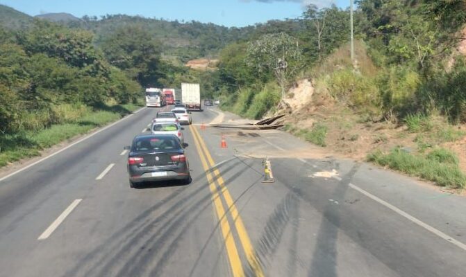 Material de carreta envolvida em acidente no domingo segue espalhada na BR-381; trânsito com desvio no local