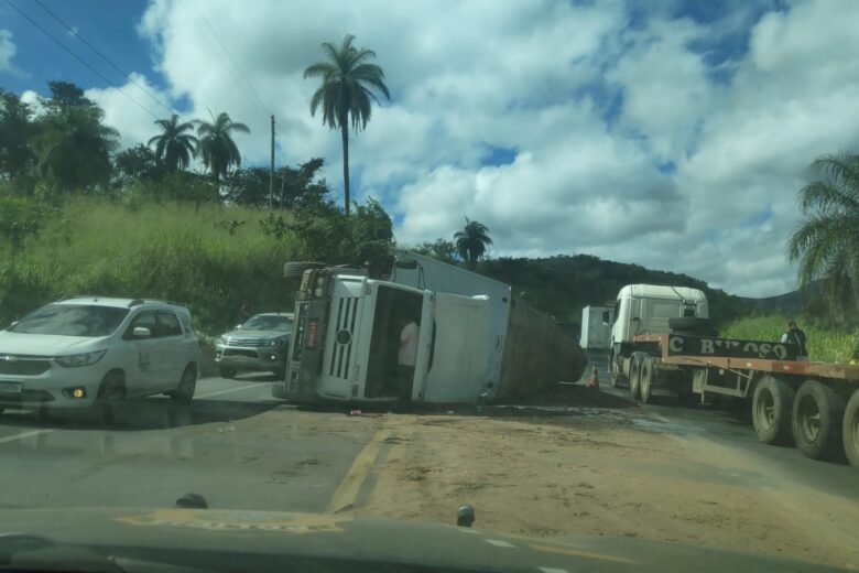 Carreta tomba na BR-381 e complica trânsito na manhã desta segunda-feira