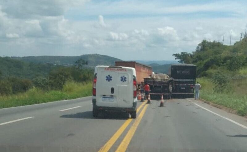 Carreta e caminhão colidem na BR-381 e causam grande congestionamento nos dois sentidos da via