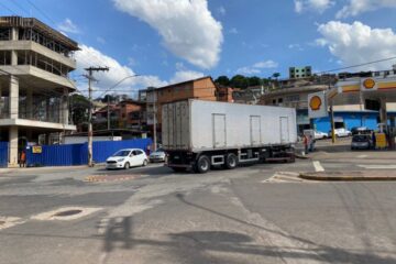 Carreta sofre pane e causa congestionamento no Centro de Itabira