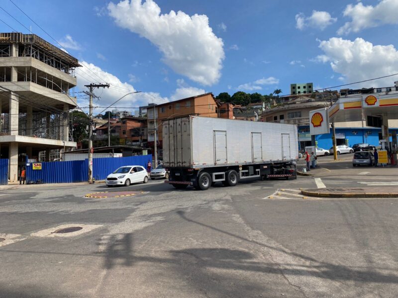 Carreta sofre pane e causa congestionamento no Centro de Itabira