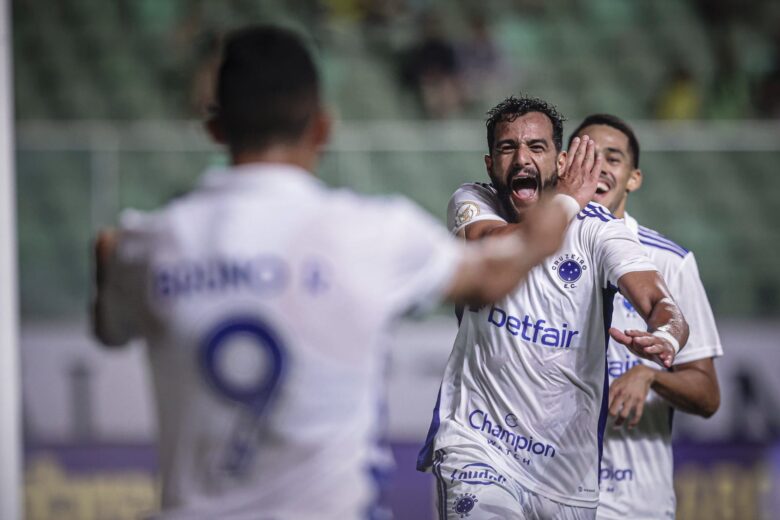 Em noite de “reconciliações”, Cruzeiro goleia e afunda América na lanterna