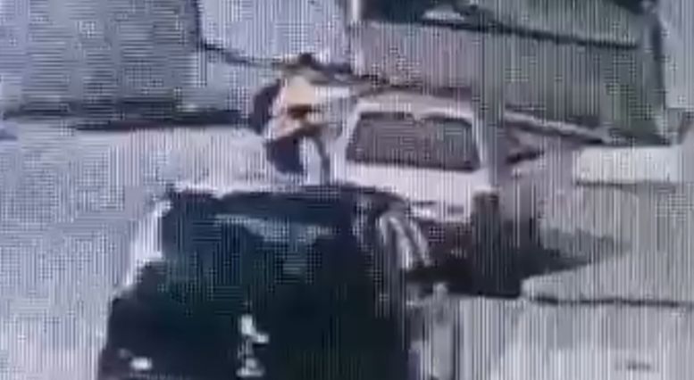 Câmeras flagram homem furtando ferramentas dentro de carro, no bairro Amazonas