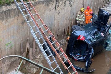 Carro cai dentro de canal e mulher fica ferida