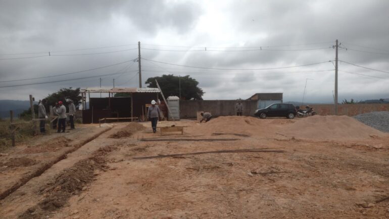 Construção de quadra na comunidade Alto Barbacena é iniciada em Itabira