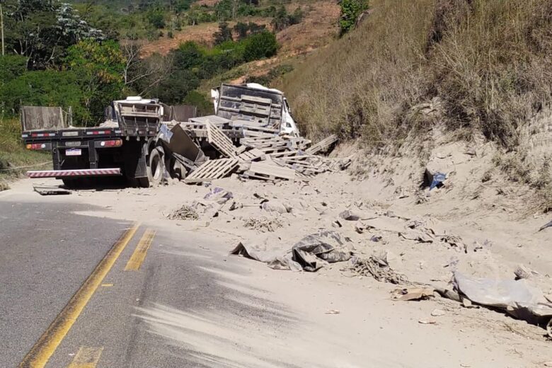 Acidente com carreta deixa motorista ferido na estrada de Nova Era
