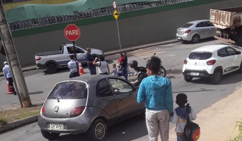 Mulher cai de moto na rua Maria Gomes, no bairro Água Fresca