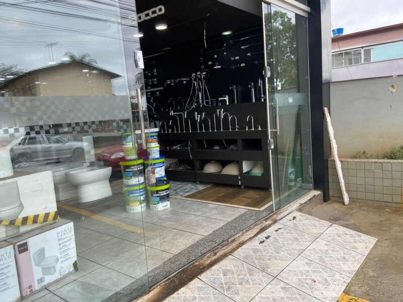 Itabira: Homem arromba porta, invade loja de acabamentos e furta R$40,00