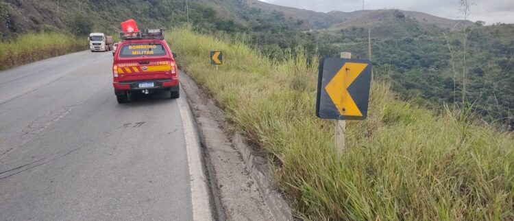 mulher-e-socorrida-apos-despencar-com-carro-em-ribanceira