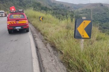 Mulher é socorrida após despencar com carro em ribanceira