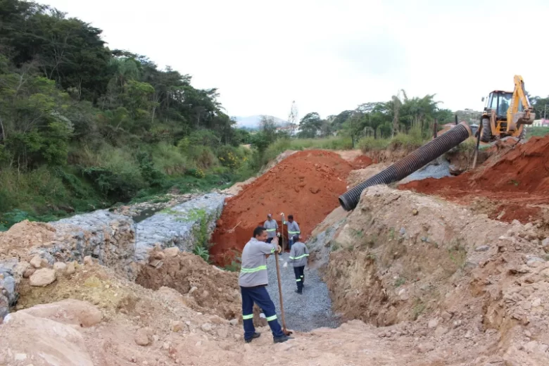 Após rompimento, emissário de esgoto do bairro Praia passa por obras de recuperação