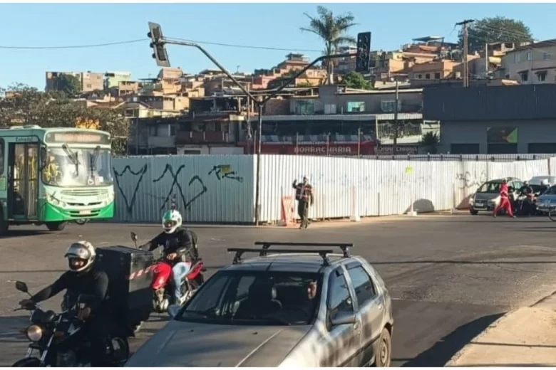 Carreta tomba e causa interdição de pista no Anel Rodoviário