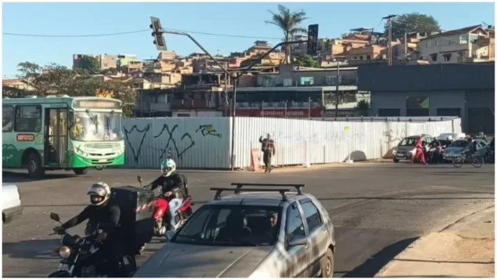 Carreta tomba e causa interdição de pista no Anel Rodoviário