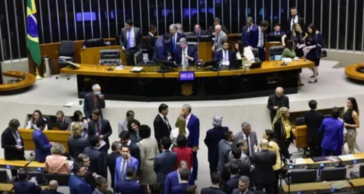 Urgência de votação do novo arcabouço fiscal é aprovada com votos de partidos de oposição ao presidente Lula