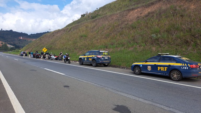 Polícia autua 25 motociclistas por direção perigosa na BR-040