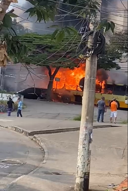 Ônibus fica destruído após pegar fogo em Belo Horizonte