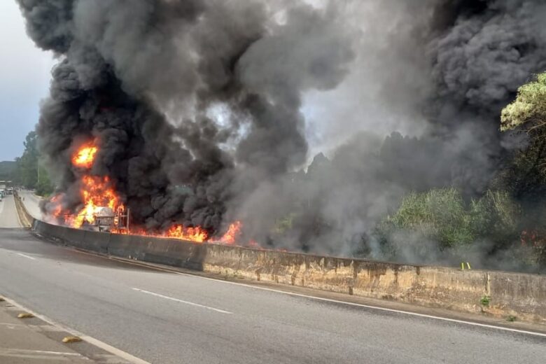 Caminhão que transportava diesel explode e fecha BR-040