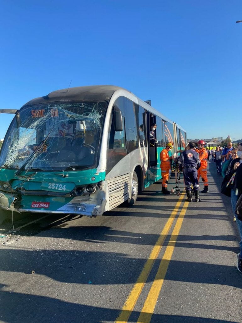 Acidente entre ônibus do Move deixa feridos e complica trânsito no Centro de BH