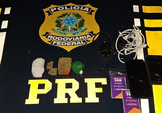 Dois homens arremessam “kit presídio”, fogem de PRF e acabam presos