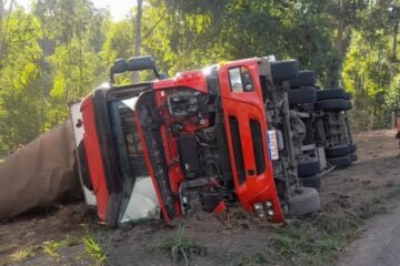 Atenção: caminhão tomba no Corte de Pedras, em João Monlevade