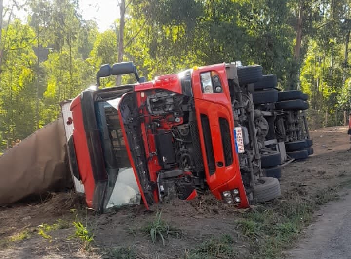 Atenção: caminhão tomba no Corte de Pedras, em João Monlevade