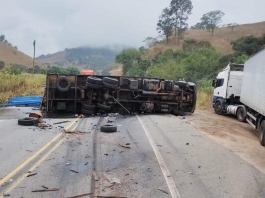 Caminhão carregado de tubos PVC tomba e fecha a BR-381, em Nova Era