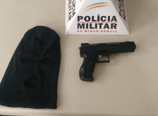 PM apreende adolescente de 16 anos com touca ninja e arma falsa em Monlevade