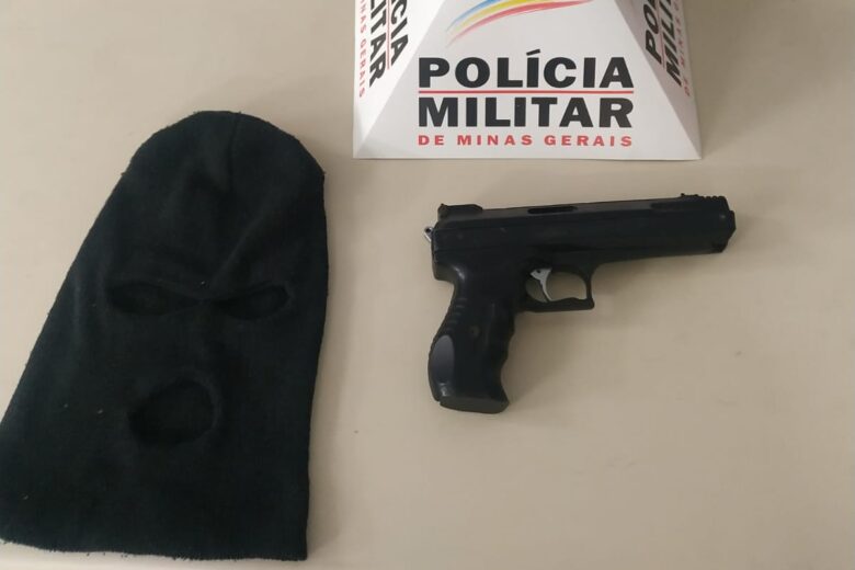 PM apreende adolescente de 16 anos com touca ninja e arma falsa em Monlevade