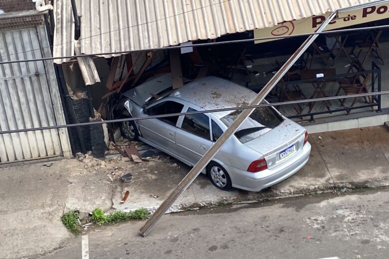 Motorista inabilitado perde controle do carro e invade o bar Pé de Porco em Monlevade