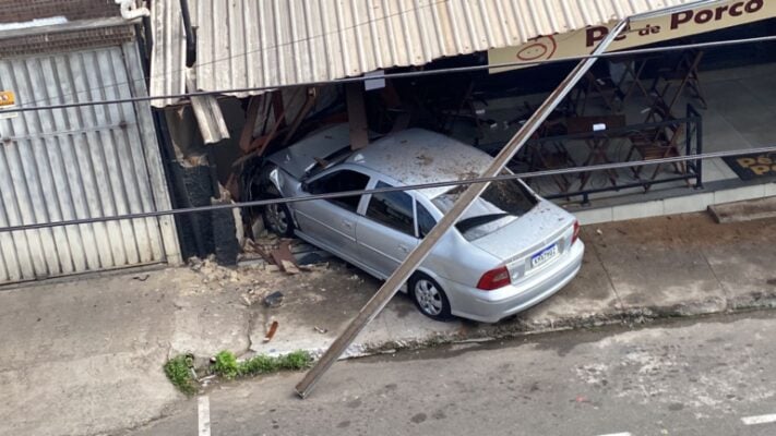 Motorista inabilitado perde controle do carro e invade o bar Pé de Porco em Monlevade