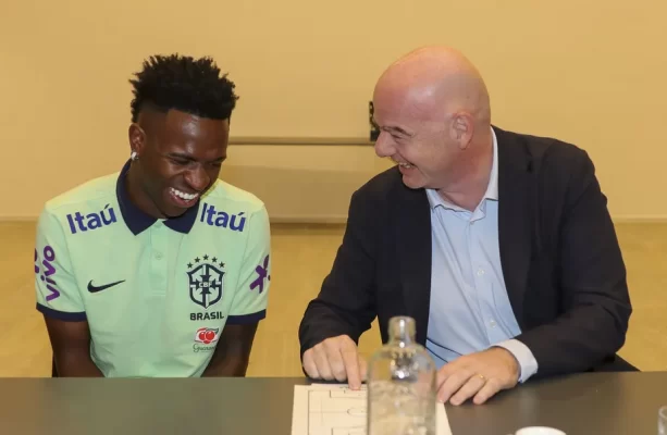 Presidente da Fifa visita seleção, volta a criticar racismo e conversa com Vini Jr.