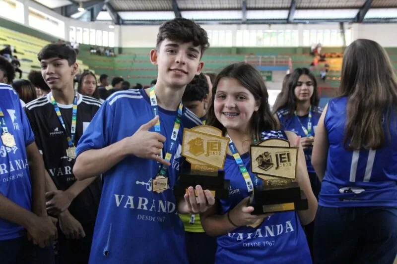 Atletas dos Jogos Escolares Itabiranos recebem premiação no Poliesportivo