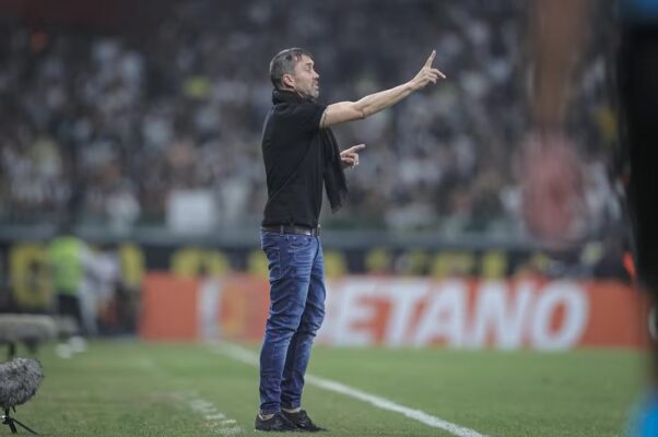 Coudet se despede de jogadores e dá indícios de que poderá deixar o comando do Atlético
