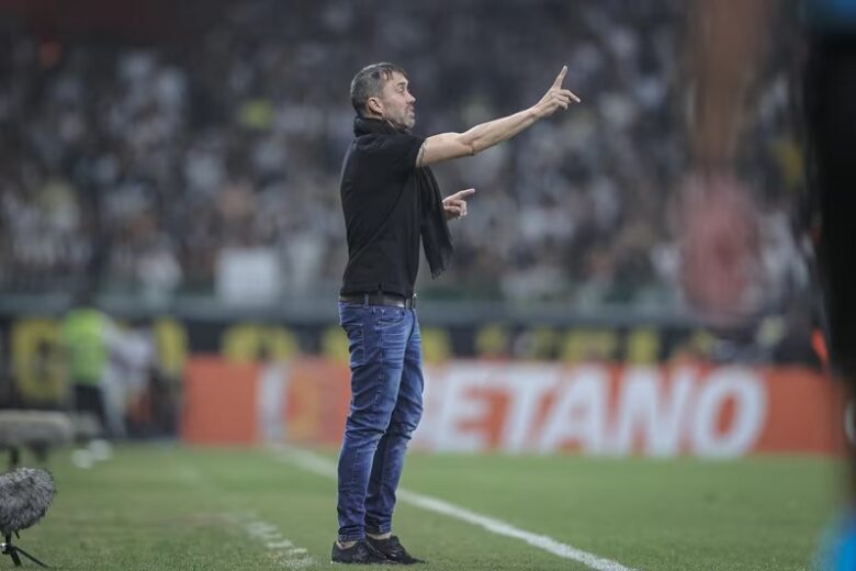 Coudet se despede de jogadores e dá indícios de que poderá deixar o comando do Atlético