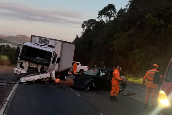 Acidente envolvendo carro e caminhão deixa motorista gravemente ferido na BR-381