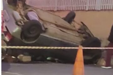 Carro capota próximo à praça do Campestre, em Itabira