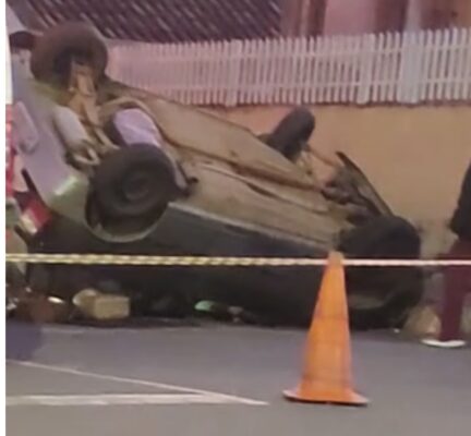 Carro capota próximo à praça do Campestre, em Itabira
