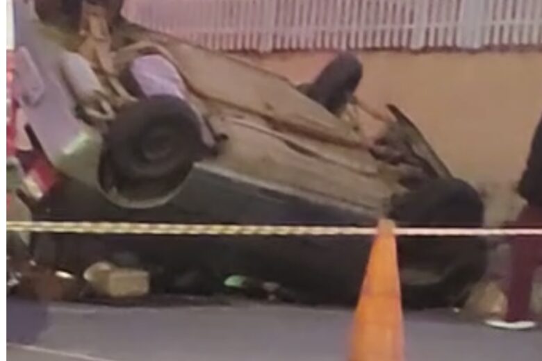 Carro capota próximo à praça do Campestre, em Itabira