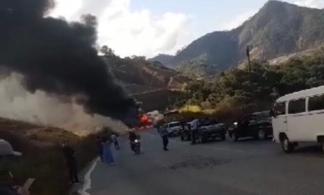 Atenção! Caminhão pega fogo e interdita BR-381, em Nova Era