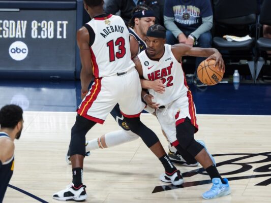 Miami Heat faz grande quarto período, ofusca 41 pontos de Jokic e empata a série final da NBA