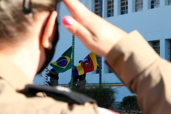 homem terá que pagar indenização a policial