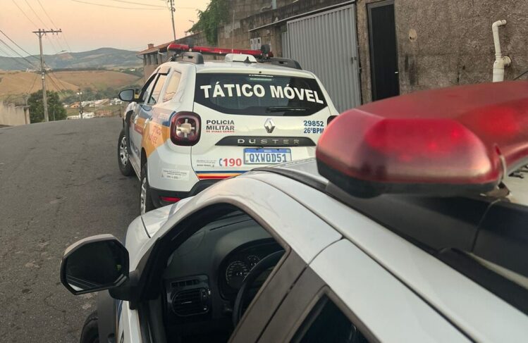 Foragido tenta fugir da PM e é preso após invadir residência