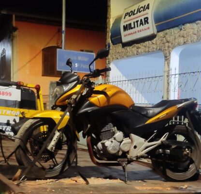 foragido-tenta-escapar-da-policia-mas-acaba-preso-em-ferros