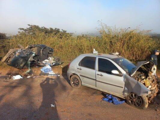 Uma pessoa morre e outras seis ficam feridas em acidente entre dois carros na BR-040