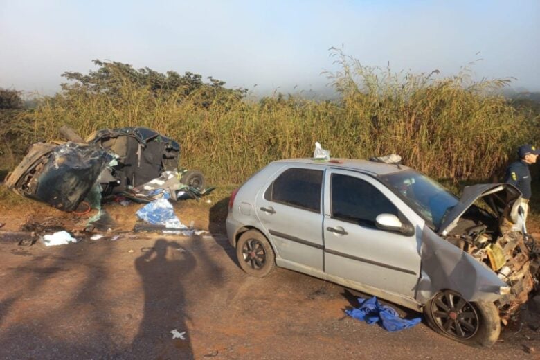 Uma pessoa morre e outras seis ficam feridas em acidente entre dois carros na BR-040