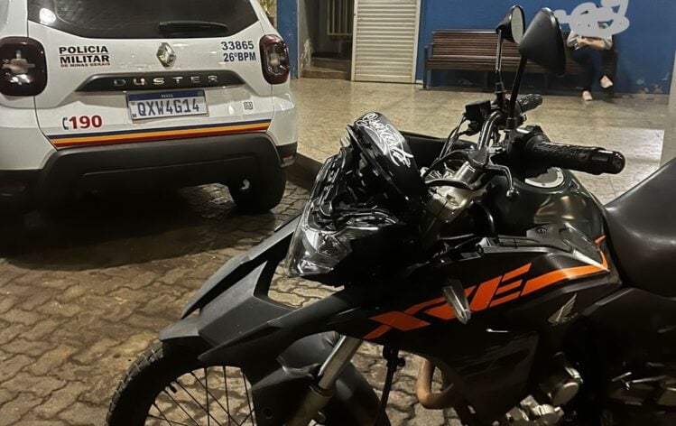 Dupla é presa com motocicleta clonada em Santa Bárbara