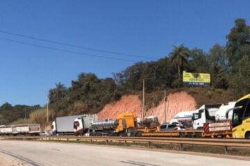 Após acidente envolvendo carreta com milho, trânsito é liberado na BR-381